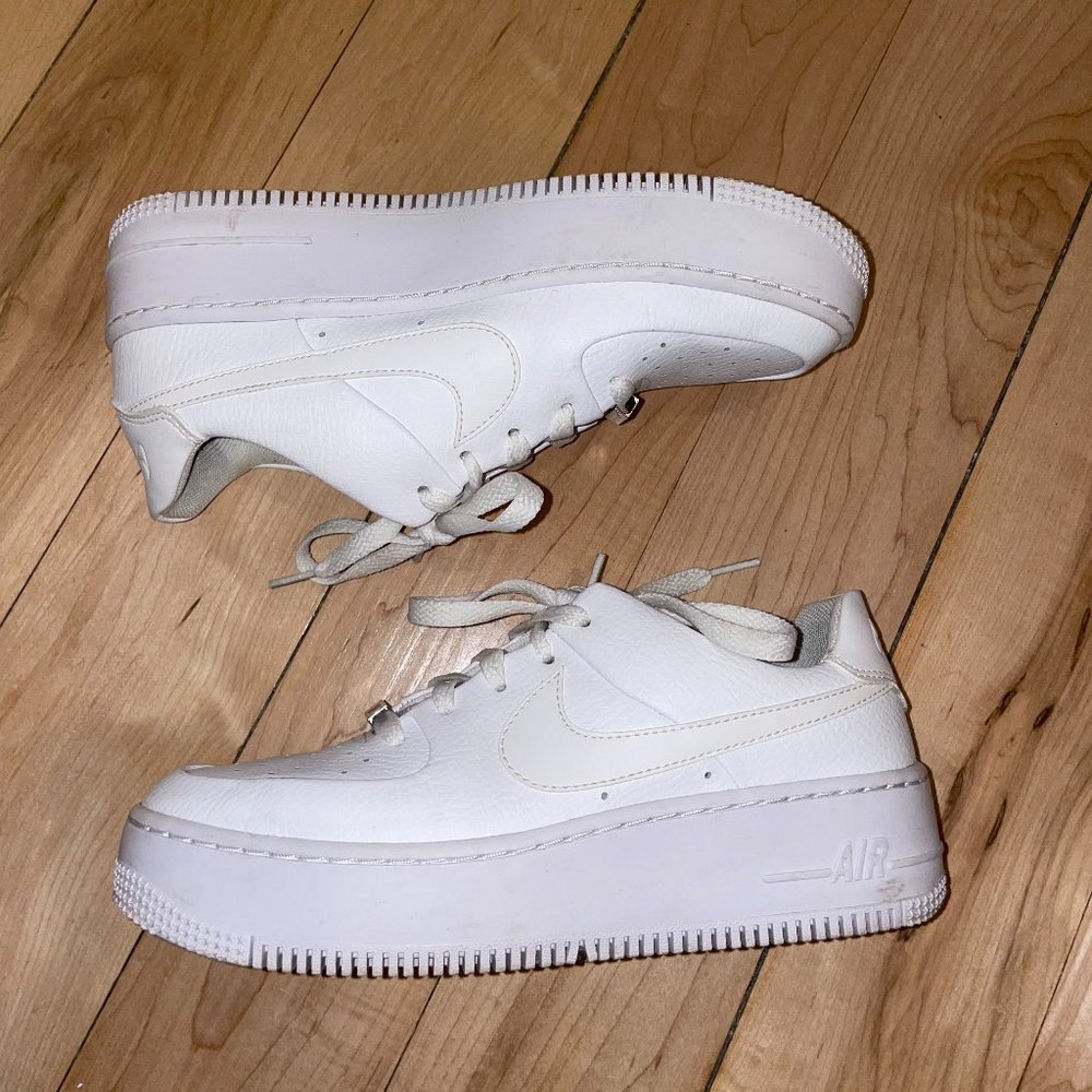 Nike Women's Air Force 1 Sage Low | Size 8